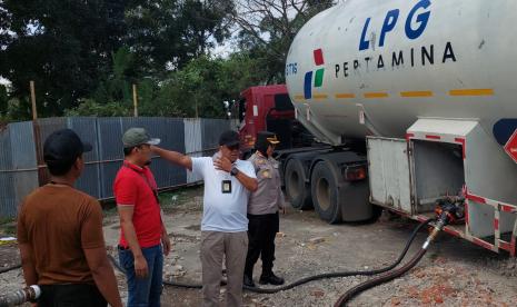 Polda Jawa Barat berhasil mengungkap sindikat penimbun gas subsidi di sebuah lahan di Desa Tanjung, Kecamatan Patokbeusi, Kabupaten Subang, Kamis (14/7/2022) dini hari. Dua orang tersangka berhasil diamankan yaitu TS (42 tahun) yang berperan sebagai mandor dan satu orang sebagai juru angkut.