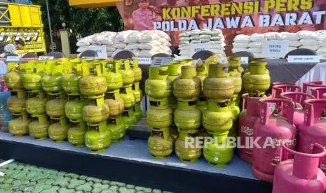 Polda Jawa Barat bersama polres jajaran berhasil mengamankan 15 orang tersangka kasus tindak pidana bahan pokok dan bahan penting di Mapolda Jabar, Rabu (6/11/2024). 