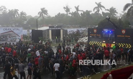 Polda Jawa Barat menggelar gladi simulasi sistem pengamanan kota (sispamkota) di Lapangan Brigif, Kota Cimahi, Kamis (15/2) dalam rangka pengamanan pilkada Jabar 2018.