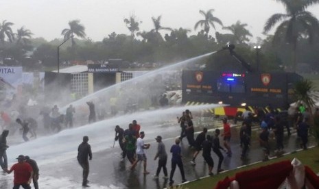 Polda Jawa Barat menggelar simulasi sistem pengamanan kota (sispamkota) di Lapangan Brigif, Kota Cimahi, Kamis (15/2) dalam rangka pengamanan pilkada Jabar 2018.