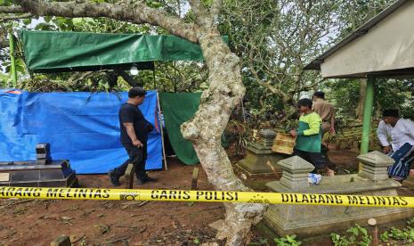 Polda Jawa Tengah (Jateng) melaksanakan ekshumasi atau pembongkaran makam Darso, warga Purwosari, Mijen, Kota Semarang, yang diduga tewas setelah dianiaya beberapa polisi anggota Polresta Yogyakarta, Senin (13/1/2025).  