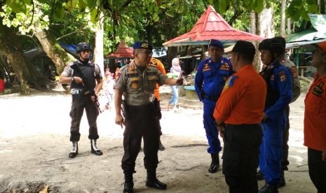 Kapolda Maluku Irjen Pol Andap Budhi Revianto (tengah) menyapa personil yang melaksanakan pengamanan pada pusat keramaian dan tempat rekreasi.