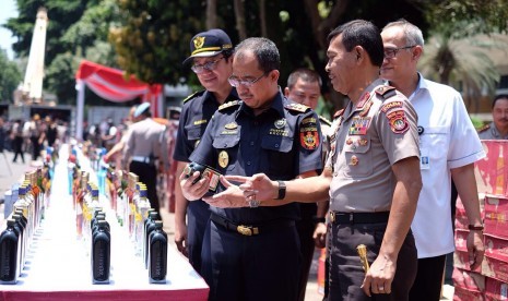 Polda Metro Jaya beserta Bea dan Cukai dan pihak terkait membongkar upaya penyelundupan 53.927 botol minuman keras ilegal asal Singapura yang masuk melalui Tanjung Pinang. 