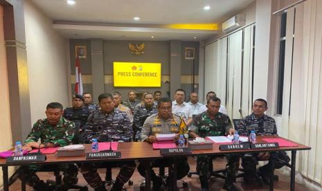 Polda Papua Barat bersama Koarmada III Sorong menggelar konferensi pers pascabentrok oknum anggota TNI Angkatan Laut dan Brimob Batalyon B di Sorong, Papua Barat Daya, Ahad (14/4/2024) malam WIT. 