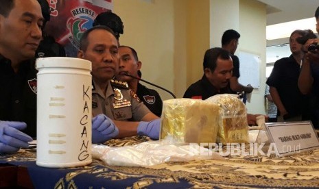 Polda Sumbar membekuk sindikat narkoba lintas provinsi. Barang bukti berupa 2,7 kg sabu senilai Rp 3 miliar diamankan dari tiga tersangka. (Ilustrasi)