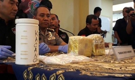 Polda Sumbar membekuk sindikat narkoba lintasprovinsi. Barang bukti berupa 2,7 kg sabu senilai Rp 3 miliar diamankan dari tiga tersangka. 