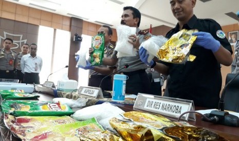 Polda Sumbar menangkap oknum penyiar radio asal Cilegon, Banten yang ketahuan membawa 5 kg sabu-sabu. Barang bukti dikemas ulang dengan bungkus makanan ringan keripik kentang. 