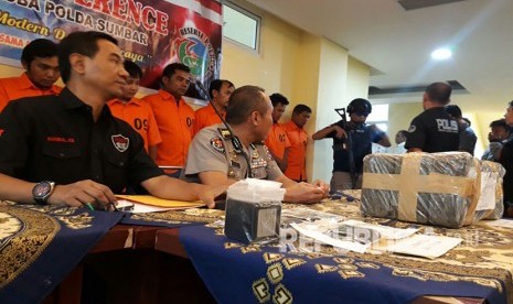 Polda Sumbar mengamankan 12 kg ganja dan 30,67 gram sabu selama operasi di dua pekan pertama April 2018. Tersangka yang diamankan didominasi oleh sopir angkot. 