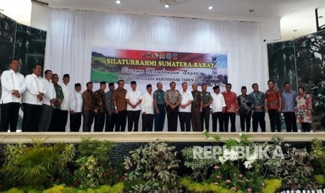 Polda Sumbar menggandeng seluruh perwakilan tokoh agama dan adat di Sumatra Barat untuk mengawal proses pilkada 2018. Seluruh paslon juga menyepakati ikrar 'Basamo Mambangun  Nagari melalui Pilkada Badunsanak'.