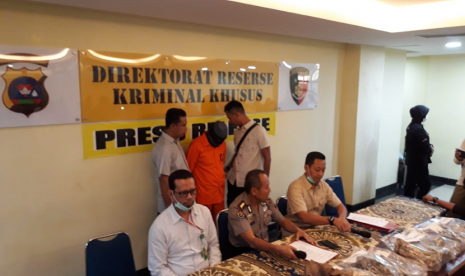 Polda Sumbar mengumumkan penangkapan aktivitas penjualan kulit dan tulang Harimau di Markas Polda Sumbar di Kota Padang, Selasa (23/4) 