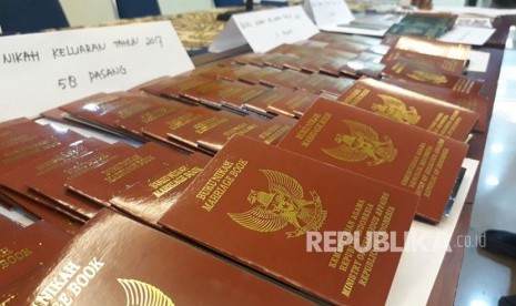 Polda Sumbar mengungkap praktik pembuatan buku nikah ilegal. Dari barang bukti yang diamankan dari tersangka, diperkirakan sudah ada 200 pasangan yang sudah memanfaatkan jasa pembuatan buku nikah palsu ini. 