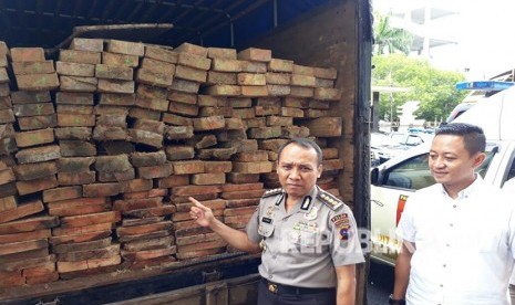 Polda Sumbar mengungkap praktik perdagangan kayu ilegal. Sedikitnya 10 meter kubik kayu yang diamankan tidak dilengkapi dokumen SKSHH. 