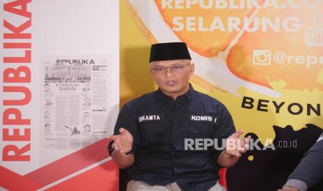 Polemik Penanganan Virus Korona. Anggota DPR RI Komisi 1 FPKS, Sukamta (kiri) menjadi nara sumber Bincang Sore Republika tentang polemik virus korona di Republika Yogyakarta, Jumat (6/3).