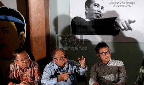 Polemik Remisi Koruptor. (dari kiri) Politisi PPP Asrul Sani, Staff Ahli Menkumham Ma'mun, dan Plt Pimpinan KPK Johan Budi saat menghadiri acara diskusi di ICW, Jakarta, Selasa (24/3).