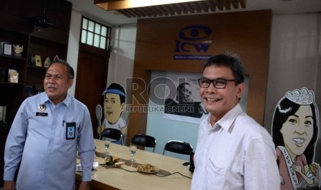 Polemik Remisi Koruptor. (dari kiri) Staff Ahli Menkumham Ma'mun dan Plt Pimpinan KPK Johan Budi berbincang sebelum acara diskusi di ICW, Jakarta, Selasa (24/3).