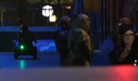 Police bomb squad bomb disposal robot top left, moves into place during a cafe siege in the central business district of Sydney , Australia, Tuesday, Dec. 16, 2014.