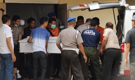 Police hand over the body of terror suspect in Poso, Central Sulawesi, to his family on Saturday.    