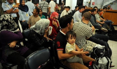 Police interrogate a number of immigrants from Afghanistan who get caught in South Sulawesi. (file photo)  