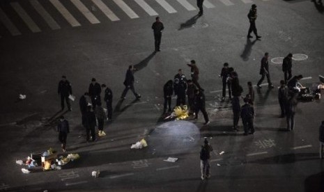 Police investigate after a group of armed men attacked people at Kunming railway station, Yunnan province, March 1, 2014.