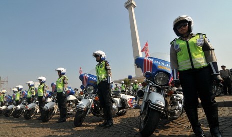 Police personnels gather near National Monument (Monas) in Jakarta last week to officially start the security operation for Eid al Fitri with code name 