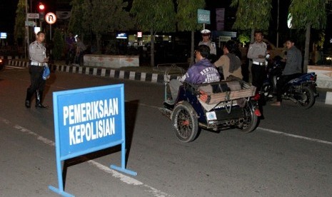 Police tighten security in Aceh to recapture more than 200 inmates who escaped from Tanjung Gusta Peniteniary in Medan on Sunday. 