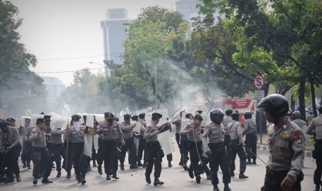 Police try to disperse the crowd in a demonstration held by a number of mass organizations, last year. New law signed by President bans mass organization to act violance, disturb peace, damage public and social facilities, or conduct activities disturbing 