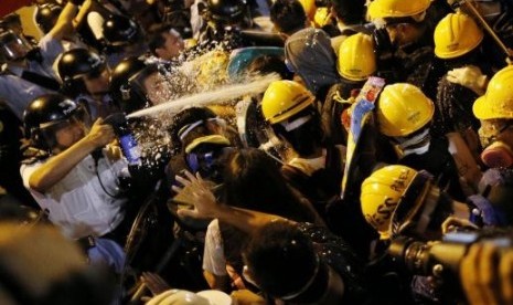 Police use pepper spray during clashes with pro-democracy protesters close to the chief executive office in Hong Kong, November 30, 2014.