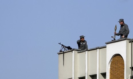 Polisi Afghanistan berjaga-jaga di dalam kompleks polisi di Kabul,Senin (24/12).  (Reuters/Omar Sobhani)