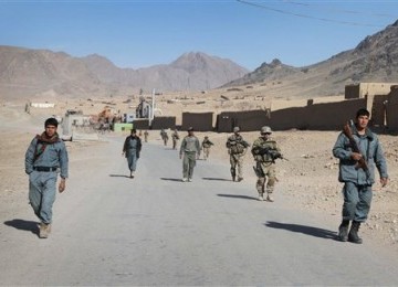 Polisi Afghanistan dan serdadu AS tengah berpatroli di Kandahar di selatan Kabul. 