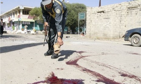 Polisi Afghanistan melakukan penyelidikan insiden bom bunuh diri di Provinsi Khost, Afghanistan, Senin (1/10). 