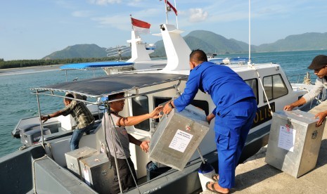 Polisi Air Polda Aceh memasukkan ogistik pilkada ke kapal patroli guna pendistribusian di pelabuhan Ulee Lheue, Banda Aceh, Selasa (14/2).