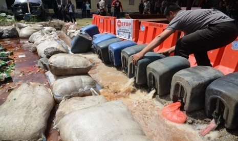 Polisi Amankan 150 Liter Bahan Baku Miras 