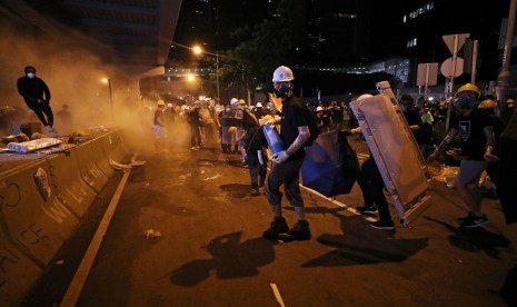 Polisi anti Huru-Hara menembakkan gas air mata kepada pengunjuk rasa di depan Gedung Legislatif Hong Kong, Selasa (2/7)