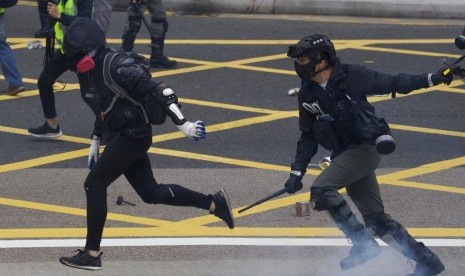 Polisi Hong Kong Bubarkan Massa dengan Gas Air Mata. Polisi antihuru-hara Hong Kong bentrok dengan demonstran yang menyerukan reformasi pemilihan dan boikot partai Komunis China di Hong Kong, Ahad (19/1).