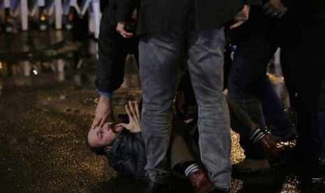 Polisi antihuru-hara menahan seorang pendemo di luar Dewan Pemilihan Tinggi di Ankara, Turki, Ahad, 16 April 2017. Mereka menentang referendum Turki.