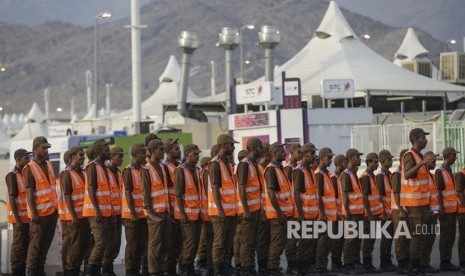 Polisi Arab Saudi berbaris selama persiapan keamanan di tenda Arafah, Makkah, Selasa (29/8).