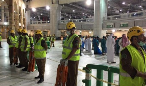 Polisi Arab Saudi berjaga di lokasi jatuhnya crane di area Masjidil Haram, Jumat (11/9).    (Twitter @KSA_998)