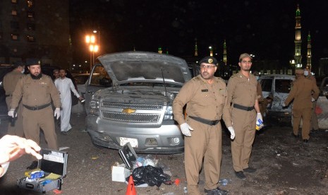 Polisi Arab Saudi memeriksa lokasi ledakan bom di luar lingkungan kompleks Masjid Nabawi, Madinah, Arab Saudi, Senin (4/7). 