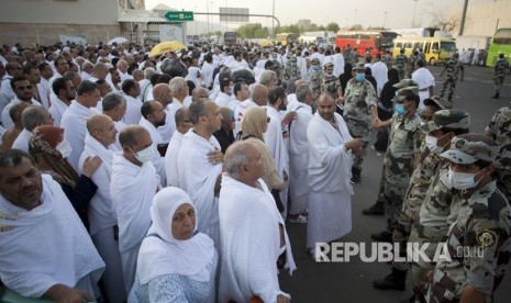 Polisi Arab Saudi mengendalikan lalu lintas kedatangan para jamaah haji  di Arafah, Makkah ,Arab Saudi, Kamis (31/8). 