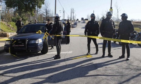  Polisi Atlanta berdiri di pintu masuk ke sekolah menengah Price Middle School di Atlanta, Kamis (31/1). (Reuters/Tami Chappell)