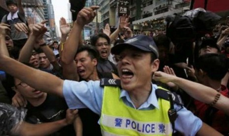 Polisi bentrok dengan pendemo di Hongkong