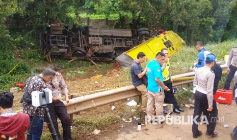 Polisi berada di lokasi kecelakaan bus Bima Suci Nopol A 7520 CS jurusan Bandung-Merak.