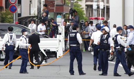 Polisi berada di lokasi penikaman atau penusukan di sebuah halte bus di Kawasaki, Jepang, Selasa (28/5).