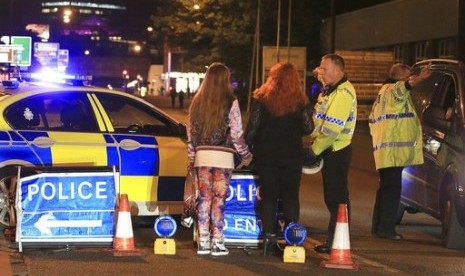 Polisi berada di Manchester Arena usai terjadi ledakan di konser penyanyi Ariana Grande di Manchester, Inggris, Senin, 22 Mei 2017.