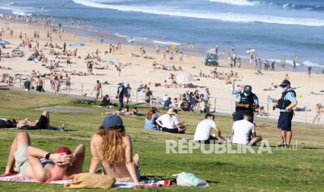  Polisi berbicara dengan dua pria di pantai Bondi, di Sydney, New South Wales, Australia, Sabtu (11/9/2021). Greater Sydney dan daerah sekitarnya akan tetap dikunci hingga setidaknya akhir September, karena otoritas kesehatan berjuang untuk menahan wabah virus corona. strain Delta yang ganas dari SARS-CoV-2, virus yang menyebabkan COVID-19. 