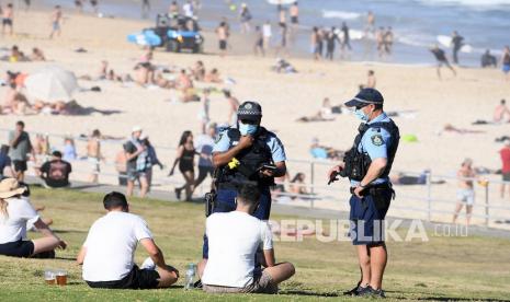  Polisi berbicara dengan dua pria di pantai Bondi, di Sydney, New South Wales, Australia, Sabtu (11/9/2021). Greater Sydney dan daerah sekitarnya akan tetap dikunci hingga setidaknya akhir September, karena otoritas kesehatan berjuang untuk menahan wabah virus  Polisi berbicara dengan dua pria di pantai Bondi, di Sydney, New South Wales, Australia, 11 September 2021. Greater Sydney dan daerah sekitarnya akan tetap dikunci hingga setidaknya akhir September, karena otoritas kesehatan berjuang untuk menahan wabah virus corona. strain Delta yang ganas dari SARS-CoV-2, virus yang menyebabkan COVID-19. . strain Delta yang ganas dari SARS-CoV-2, virus yang menyebabkan COVID-19. 