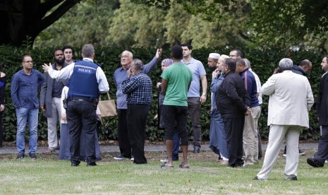 Polisi berbicara dengan saksi mata terkait penembakan masjid di Christchurch, Selandia Baru, Jumat (15/3).