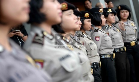 Polisi berjaga jelang sidang praperadilan Komjen Pol Budi Gunawan di halaman Pengadilan Negeri Jakarta Selatan, Jakarta, Senin (2/2).(Republika/ Wihdan)