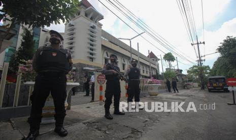 Polisi berjaga di area Gereja Katolik Santa Maria Tak Bercela di Surabaya, Jawa Timur, Rabu (31/3/2021). Polda Jawa Timur mengerahkan anggotanya untuk meningkatkan pengamanan di gereja-gereja di wilayah hukumnya pascaledakan bom yang terjadi di depan Gereja Katedral Makassar, Sulawesi Selatan pada Minggu (28/3) lalu. 