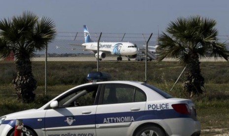 Polisi berjaga di Bandara Larnaca dekat pesawat EgyptAir yang dibajak, Selasa, 29 Maret 2016.